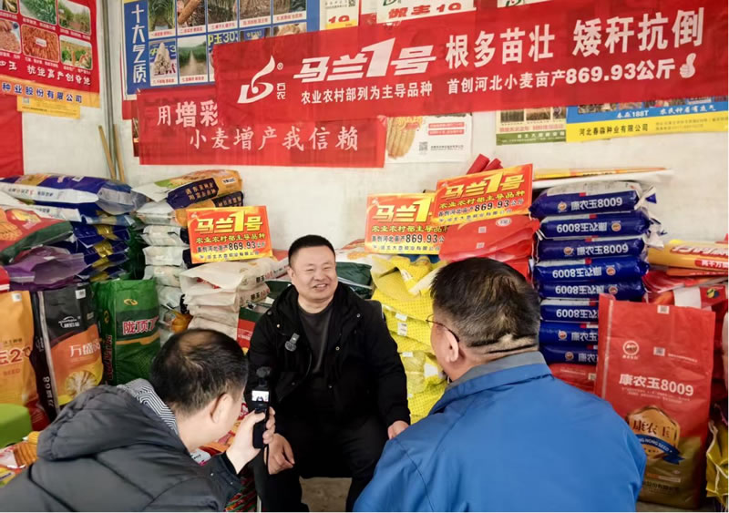 帮大哥李玉斌与经销商段正彬交流